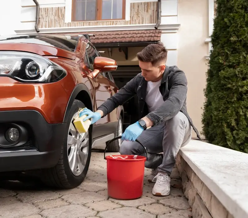 Lavage auto à domicile Pouligney-Lusans : professionnel intervenant sur un véhicule
